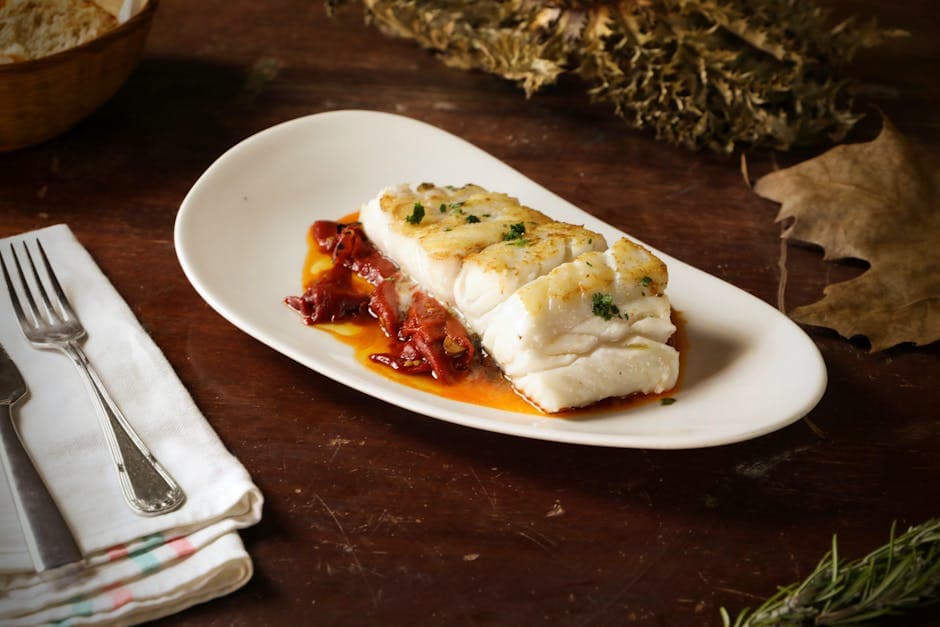 Hake med chunky romescosaus