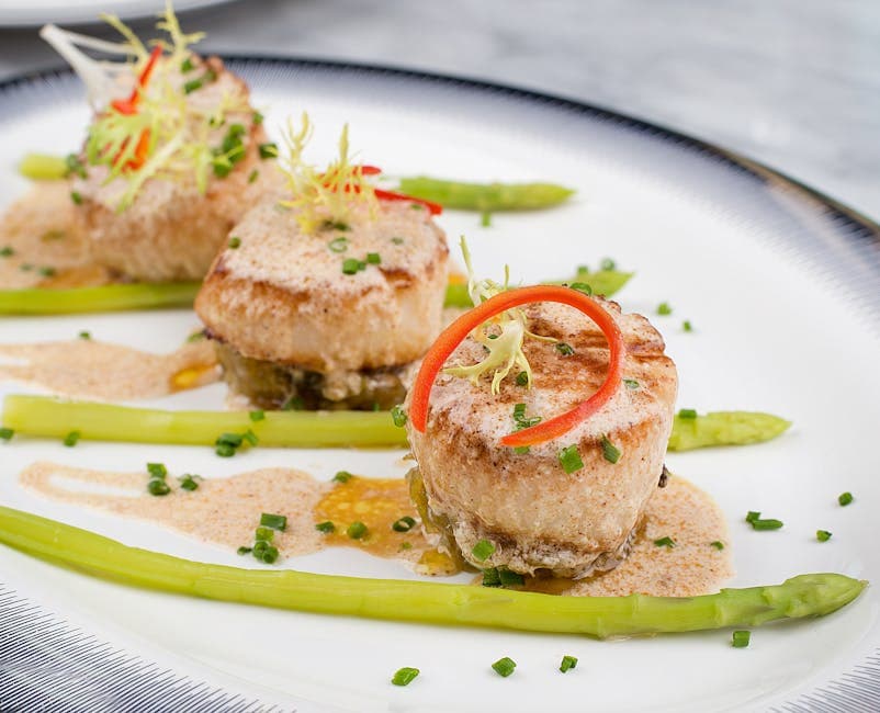 Stekte kamskjell med sitrongressaus og urte-salat