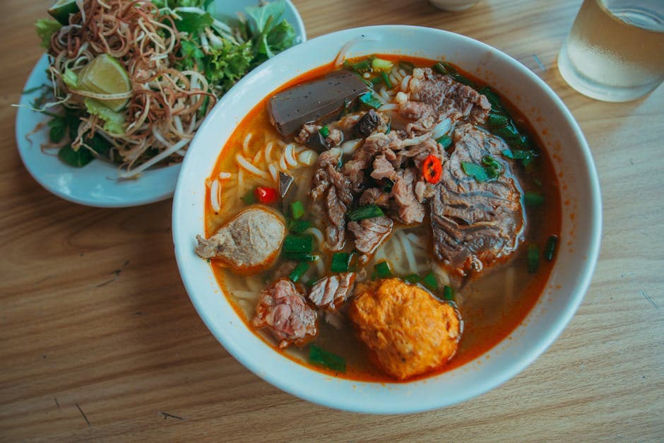 Autentisk Bún Bò Huế (Vietnamesisk Oksekjøttsuppe)