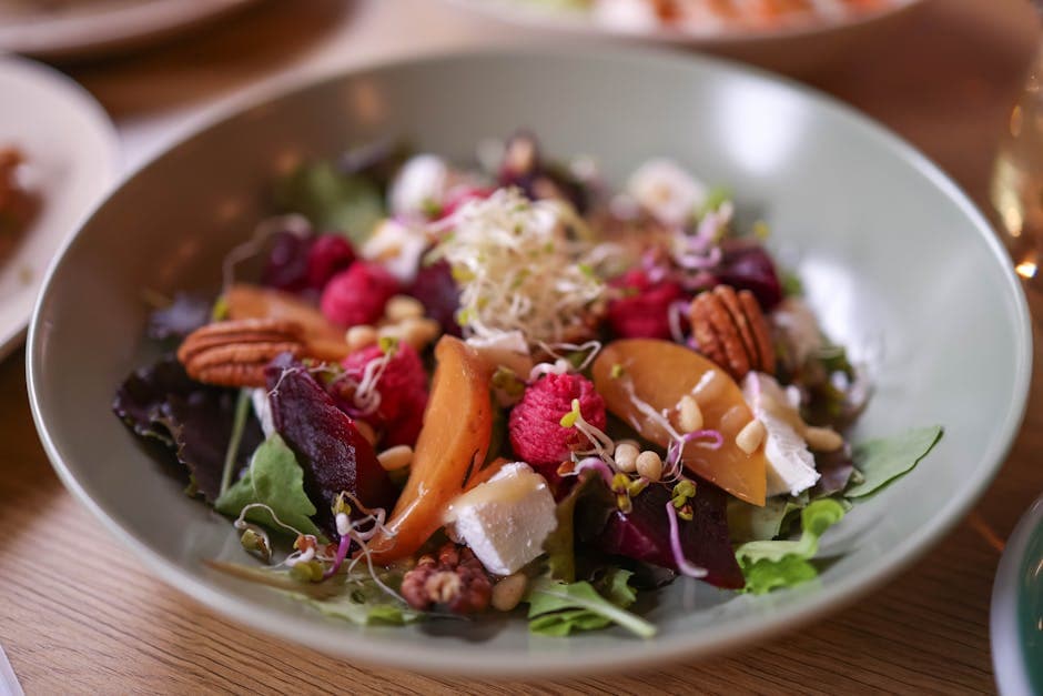 Frisk crudités-salat med farro og pekannøtter