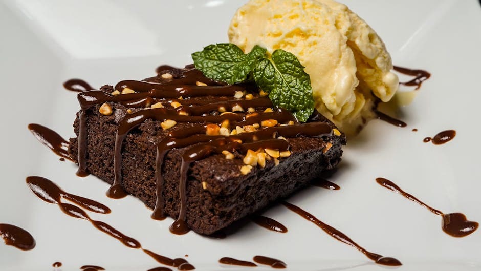 Brownie- og iskrem-sandwicher med sjokoladesaus