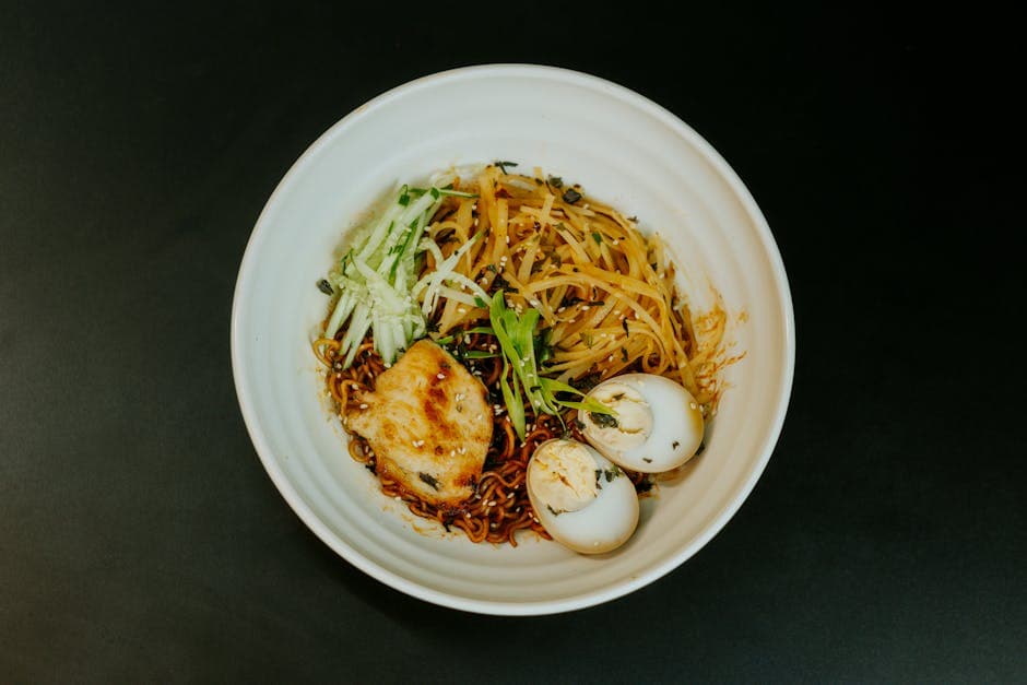 Kalde sesam-eggnudler med chili og koriander