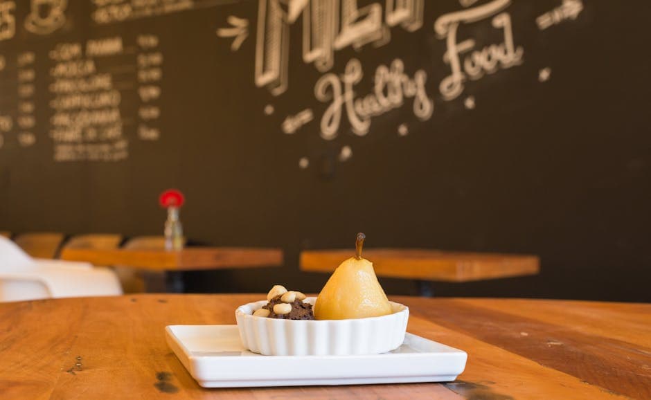 Posjerte pærer med rom og rosiner