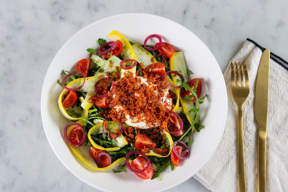 Friséesalat med bacon, dadler og rødløk