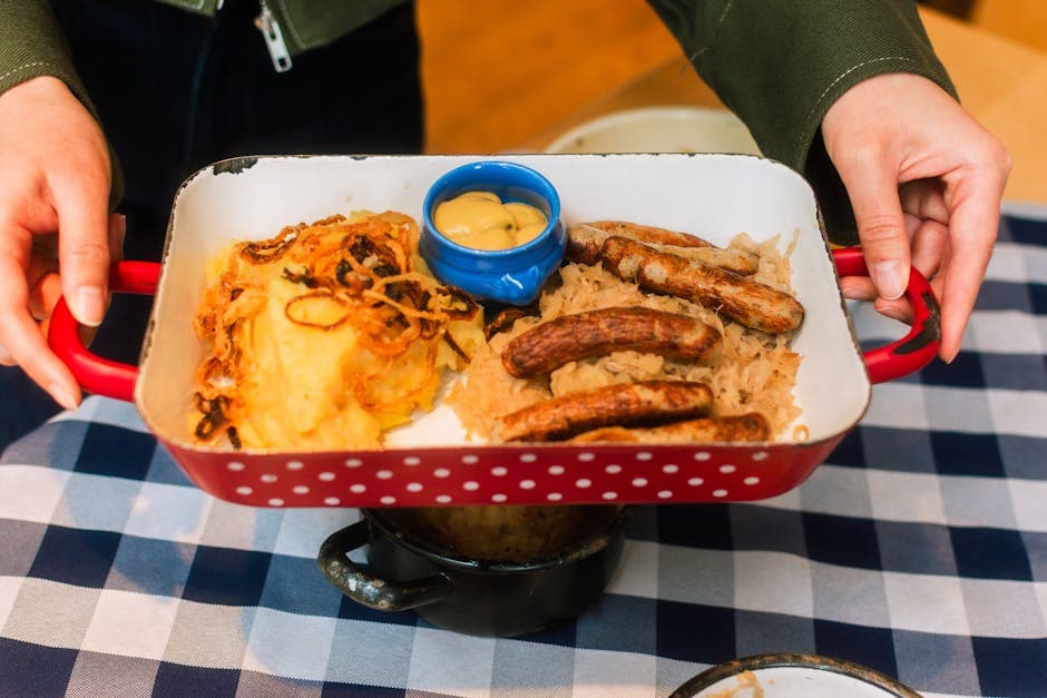 Hjemmelagde bratwurst-biter med øl og pepperrotsennep
