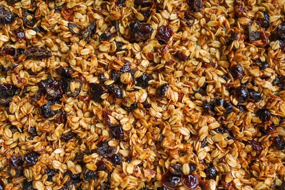 Hjemmelaget granola med lønnesirup, mandler og tørkede bær