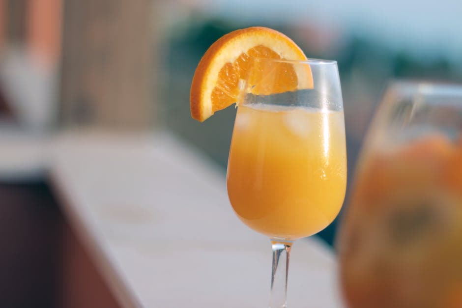 Enkel mimosa med øl og appelsinjuice