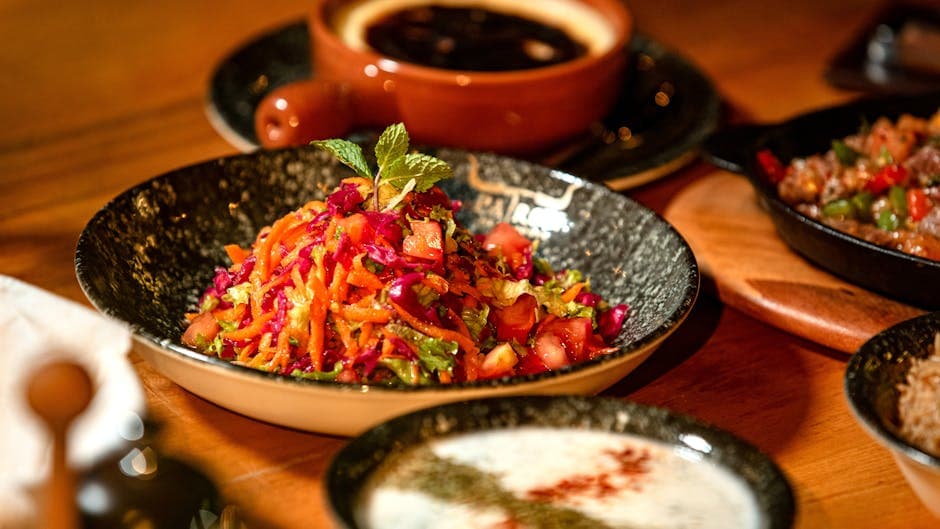 Frisk kål- og rødbetsalat med karve