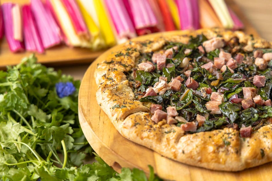 Pizza med krydret pølse og sprø mangold