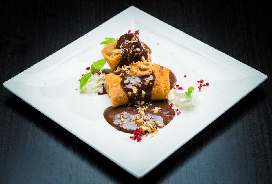 Sprø macadamianøtt-friterte iskremkuler med sjokoladesaus