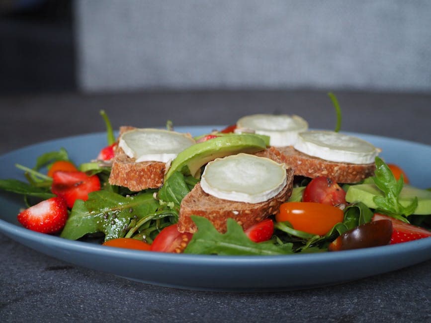 Frisk løvetann- og syresalat med brødstjerner
