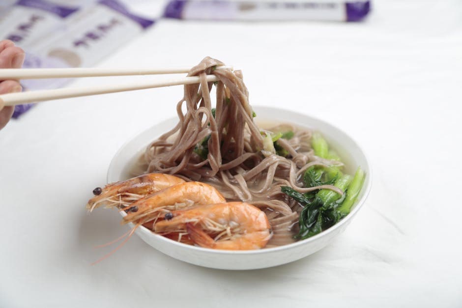 Soba-nudelsuppe med stekt svinefilet og bok choy