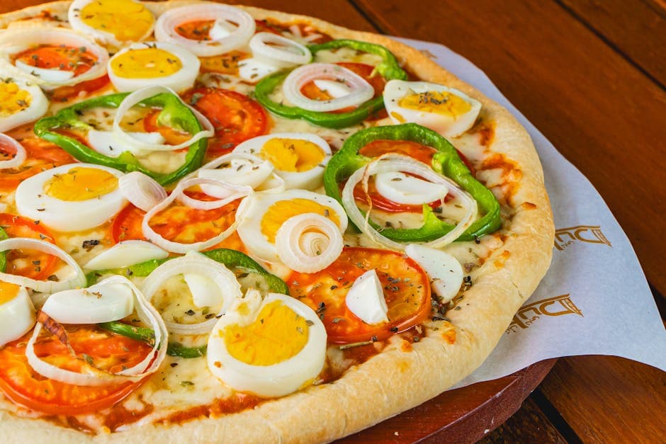 Pizza med egg, ovnsbakt paprika, oliven og ruccola