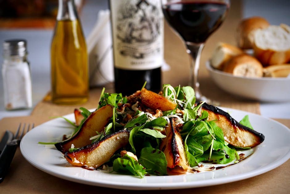 Bitter grønn salat med ovnsbakte pærer