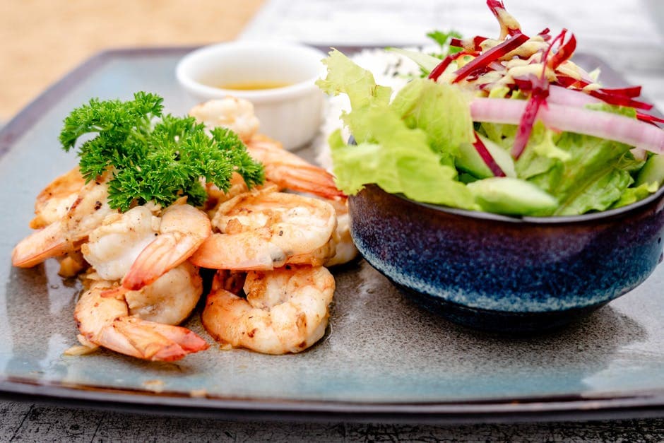 Krydret grillede reker med ris og mangosalat, servert med sesam- sukkererter