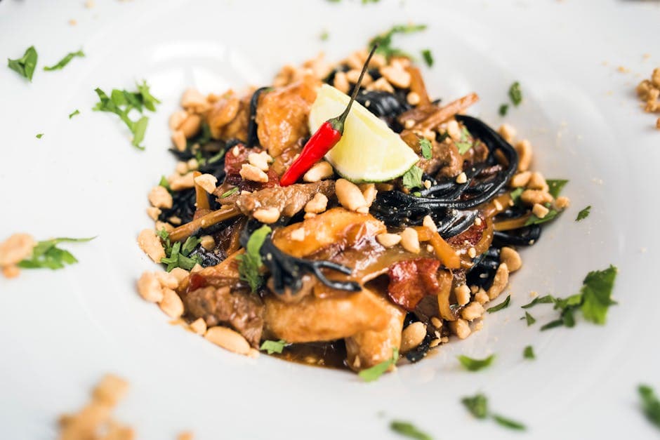 Krydret asiatisk pastasalat med peanøtter