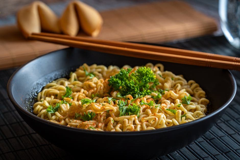 Wokede nudler med ung ingefær og vårløk