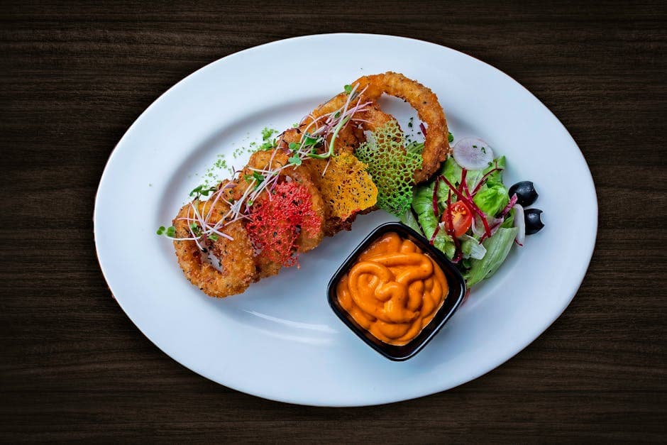 Fritert blekksprut med papaya- og friséesalat