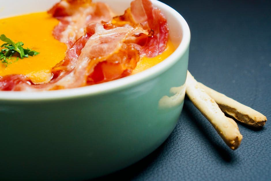 Fløyelsmyk gresskarsuppe med blåmuggost og bacon