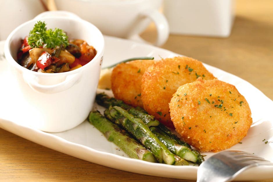 Panert svartkveite med reker, svartøyebønnekaker og røkt tomatsaus