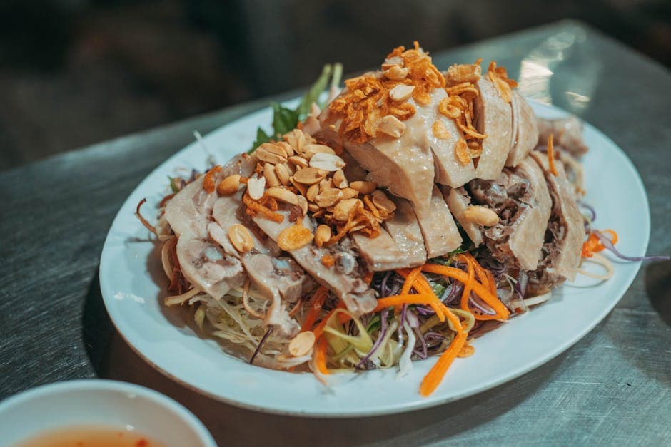 Thaisk kyllingsalat med peanøtter og lime