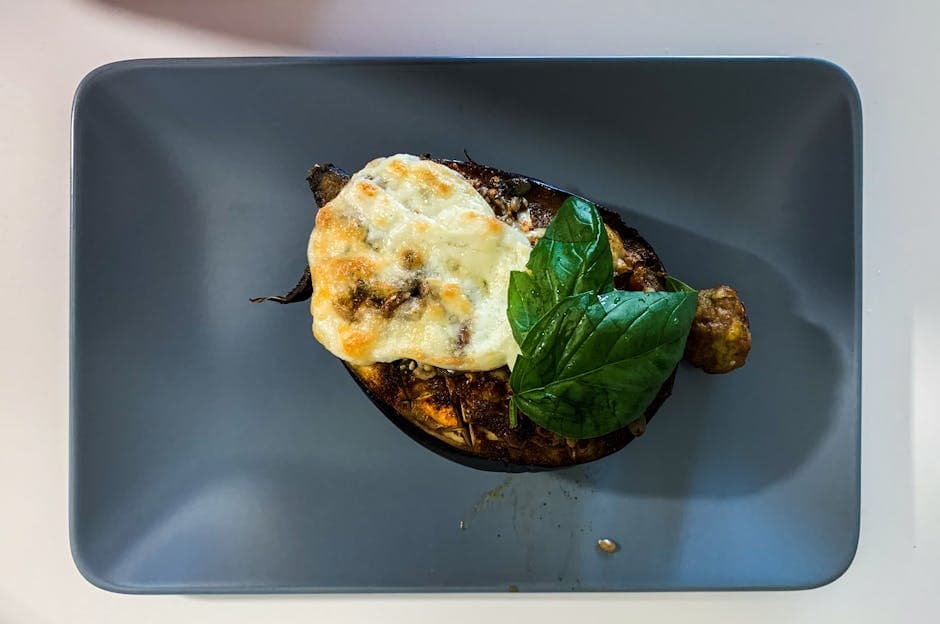 Grillet aubergine med mozzarella, tomater og basilikum