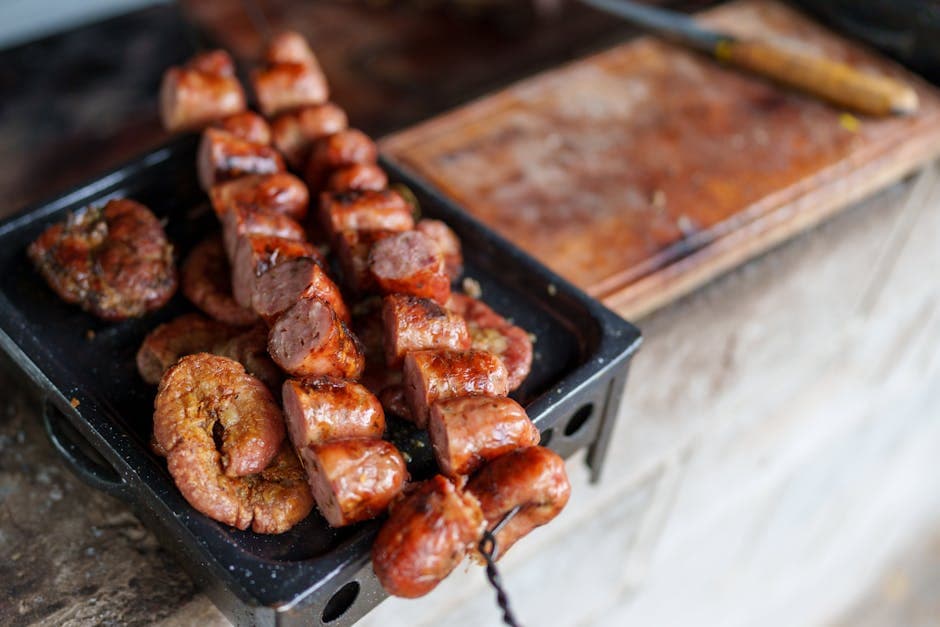 Grillet landskinke og pølser med to sauser