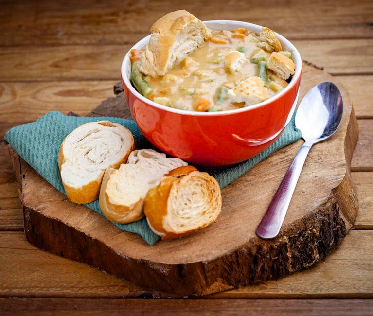 Hvit bønne-, bacon- og escarolesuppe med pølsebrød