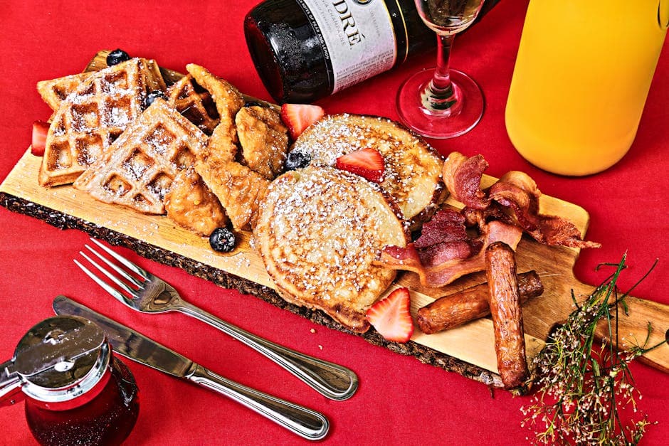 Kylling- og vaffel-Monte Cristo med rosmarin-lønnesirupssaus