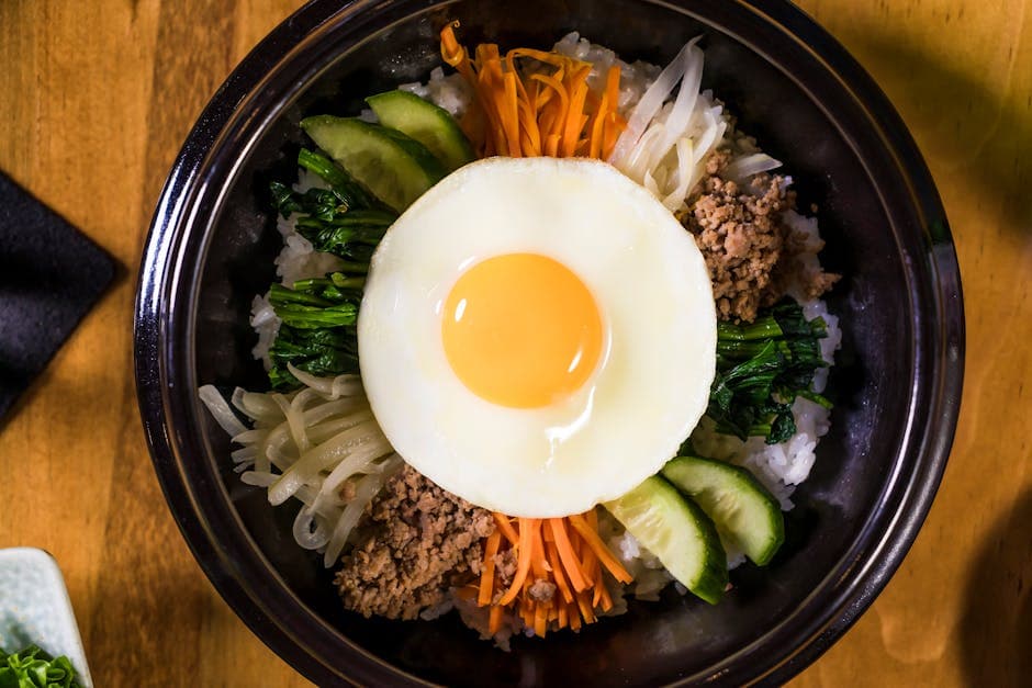 Vegetarisk bibimbap med stekt egg