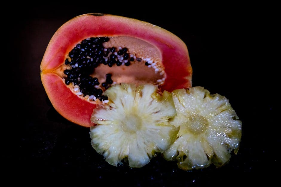 Papaya- og ananasmousse i hasselnøtt-florentinskåler