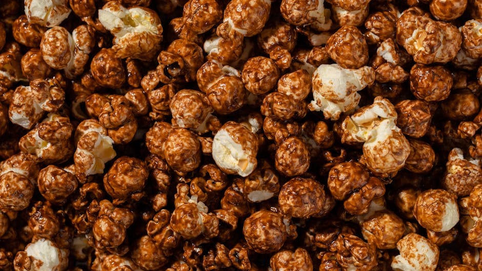 Krydret kokos-karamellpopcorn med peanøtter