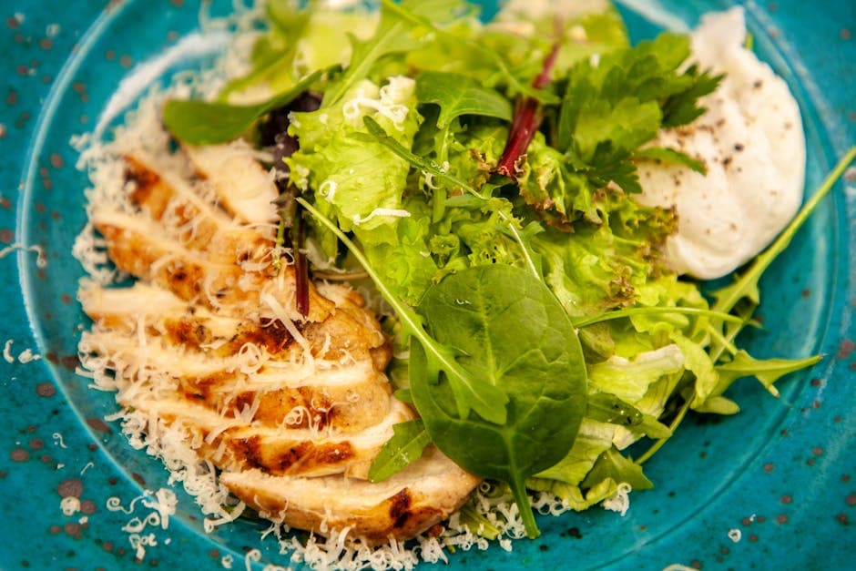 Sprø kyllingsalat med karamelliserte pekannøtter, pære og blåmuggost