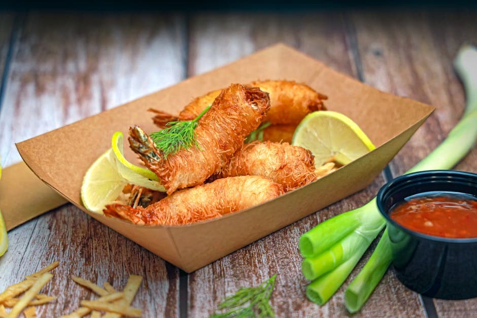 Reker og hushpuppies med kremet Vidalia-løkdip