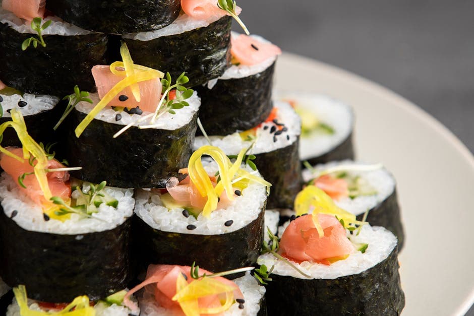 Maki sushi med røkelaks og jicama