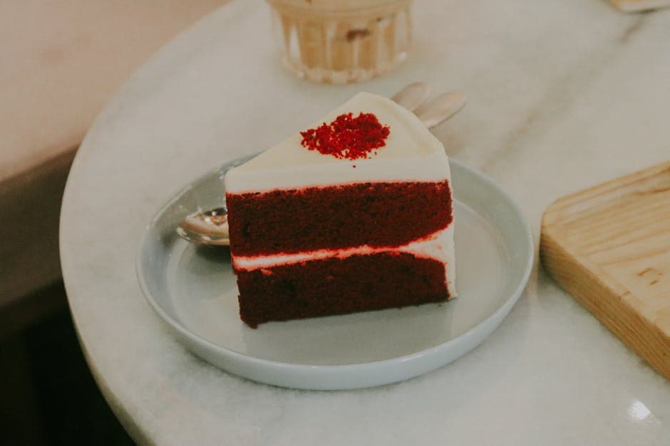 Klassisk Red Velvet lagkake med kremostglasur