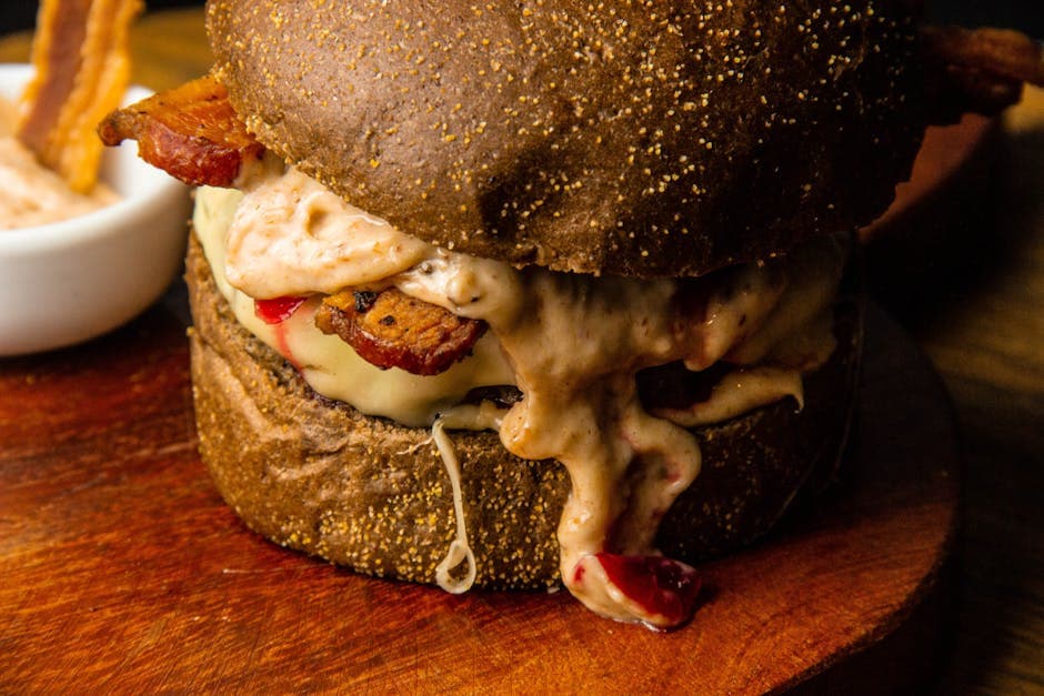 Burger med Taleggio, pancetta og løk-sennepsrelish