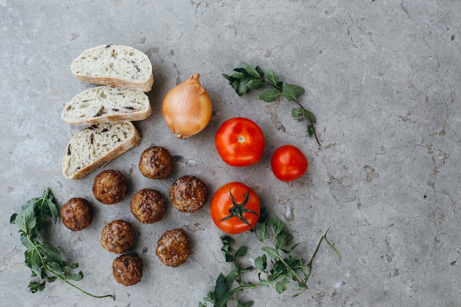 Svinekjøttboller med avokadovinaigrette og salat
