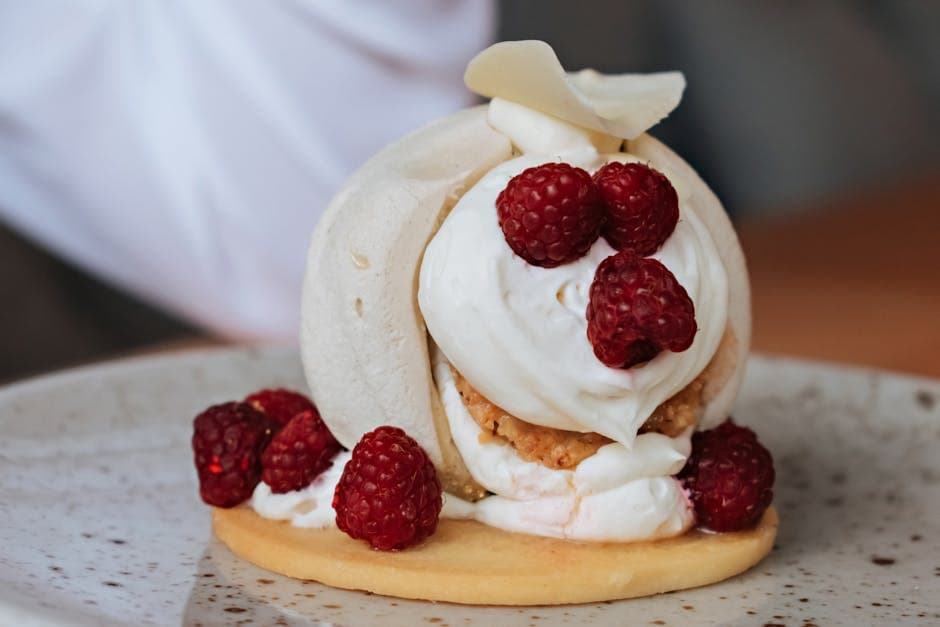 Meringue-sandwich med bringebær og sitronsorbet