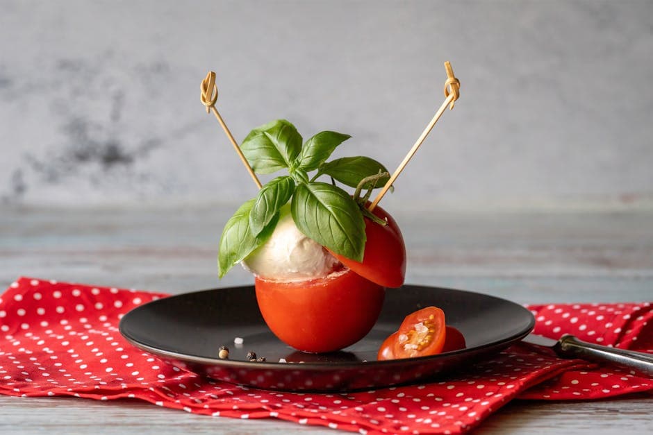 Antipasto pølsespyd med basilikum og tomat