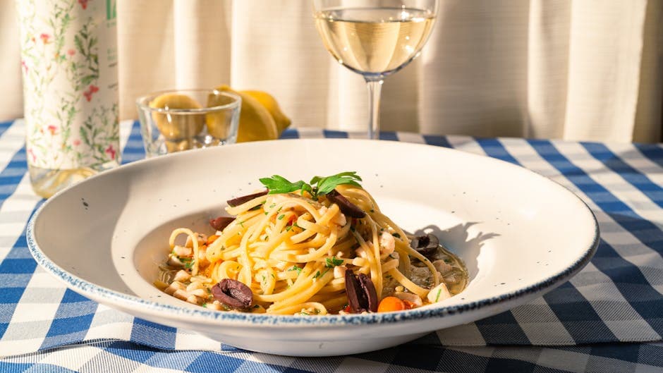 Linguine med frisk tomat, ruccola og oliven