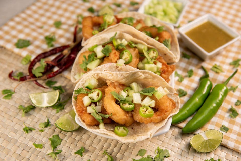 Fisketacos med sprø chicharrones og chipotle-tartarsaus