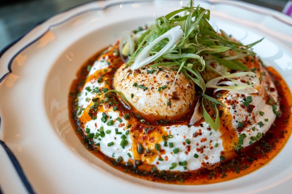 Tyrkiske egg (Çılbır) med yoghurt og paprikaolje