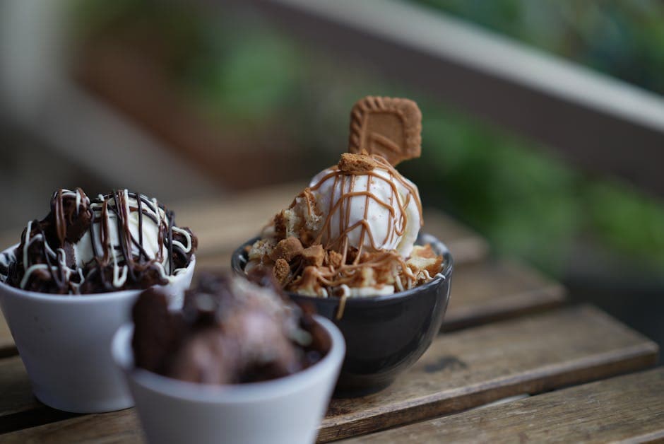 Iskrem- og kjekssundae med sjokolade og karamell