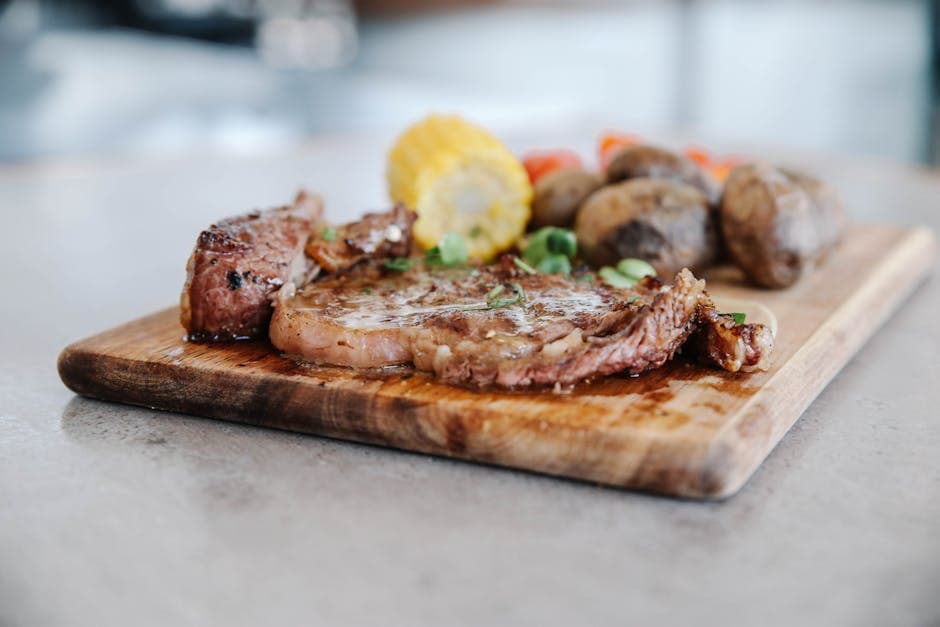 Svinekoteletter i folie med poteter og mais