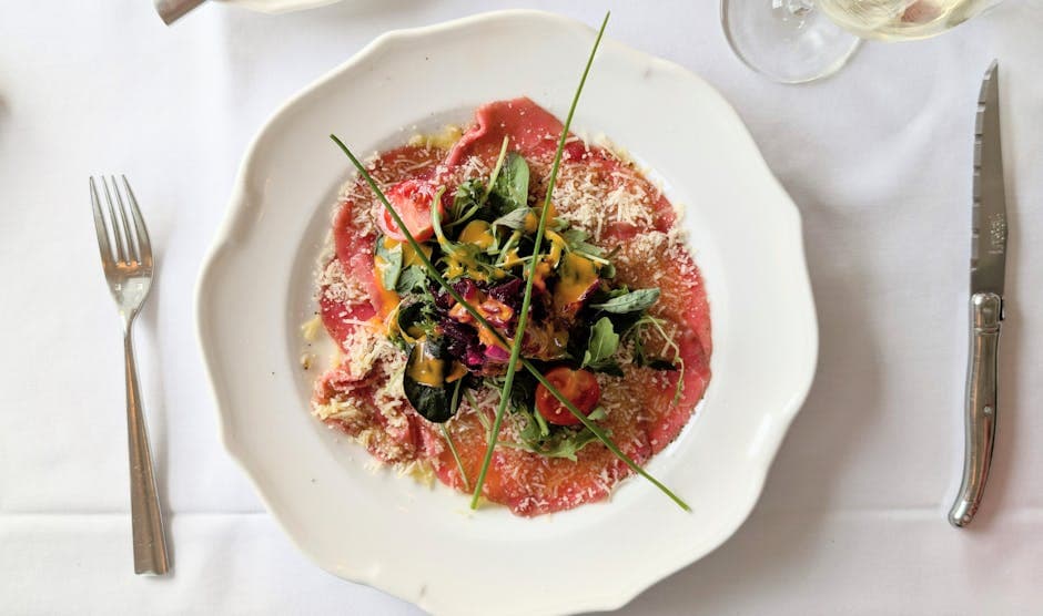 Biff carpaccio med prosciutto, vannkresse, geitost og blodappelsinolje
