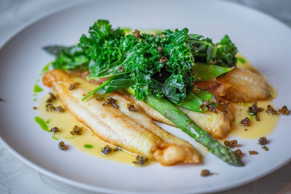 Branzino med brunt smør, mandler og sprø grønnkål