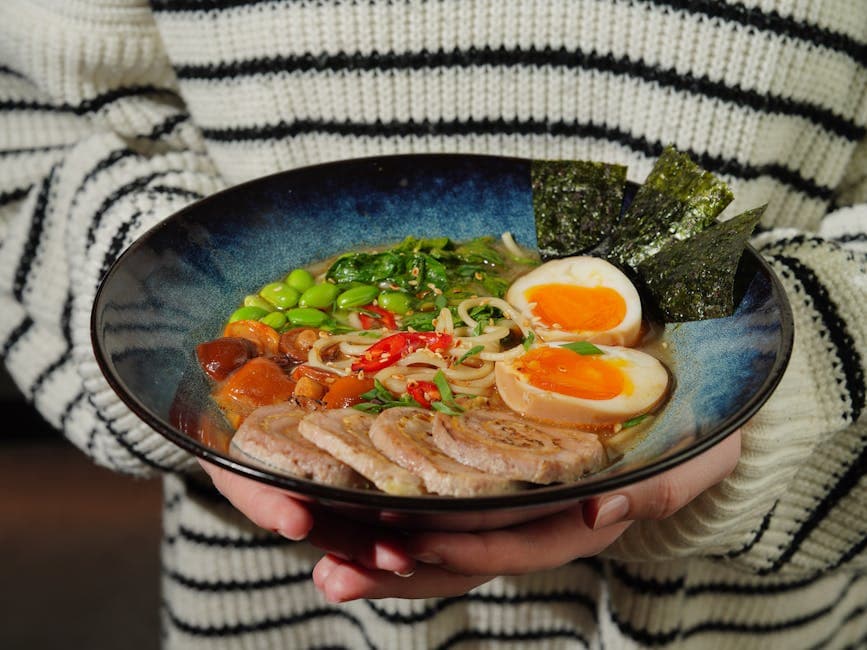 Ramen- og bratwurstsuppe med kyllingsmak
