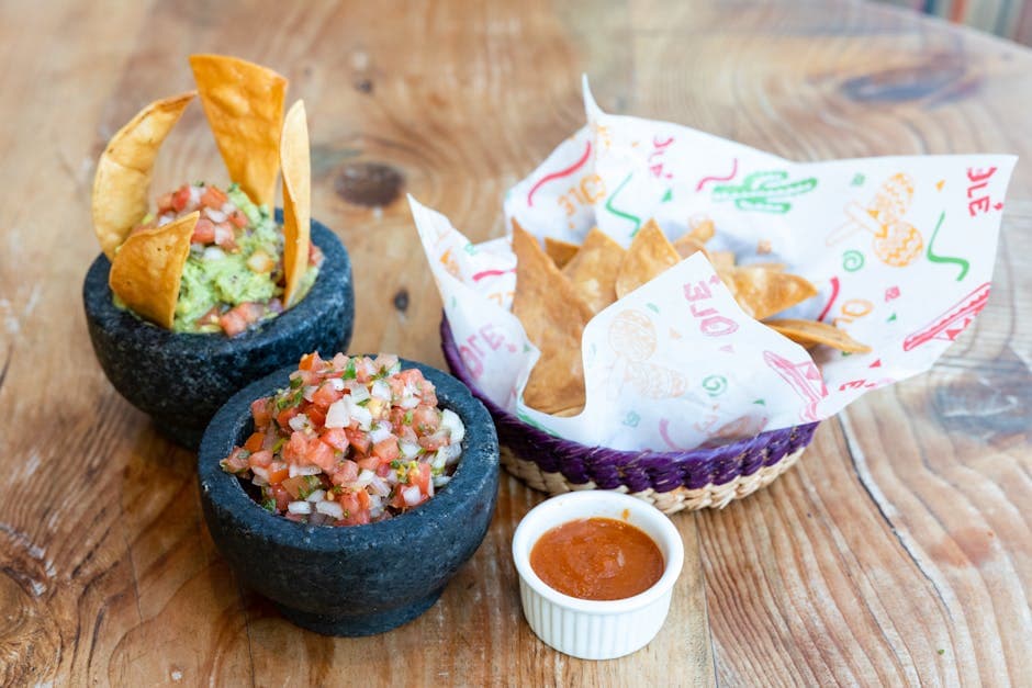 Taco-boller med guacamole- og salsa-salat