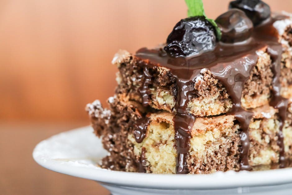 Lagdelt dessert med kirsebær og sjokolade